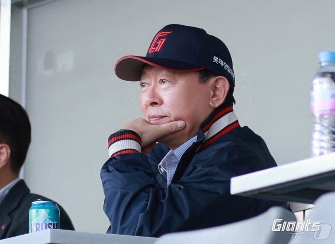 롯데 신동빈 회장이 17일 롯데와 두산의 경기가 열리는 서울 잠실구장에 방문했다.(롯데 자이언츠 제공)