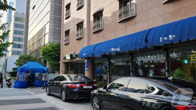 17일 오후 7시 서울 강남구 청담동의 한 유흥주점 입구. 푸른 천막 옆 경비 인력들이 자리를 지키고 있다. 2024.05.17 ⓒ 뉴스1 김예원 기자