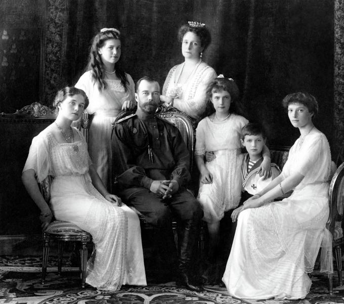 니콜라이 2세 가족사진. (출처: Boasson and Eggler St. Petersburg Nevsky 24., 흑백사진(1913), Wikimedia Commons, Public Domain)