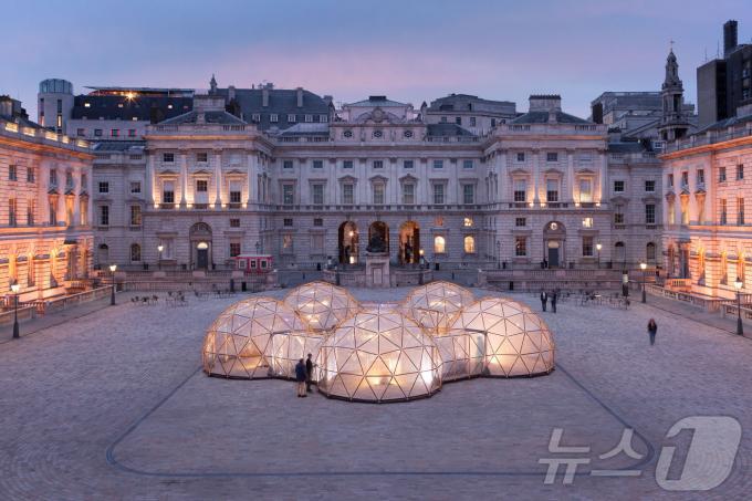 영국 작가 마이클 핀스키의 '오염 항아리'(Pollution Pods) ⓒ 뉴스1