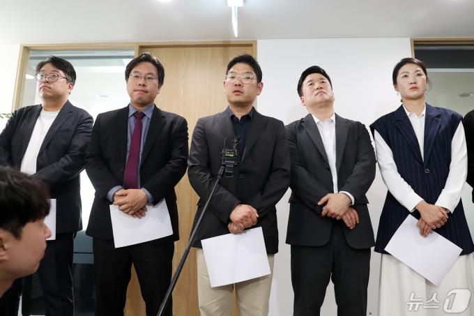 국민의힘 3040세대 모임인 '첫목회' 이재영 간사가 15일 오전 서울 종로구 경제사회연구원에서 총선 패배 원인과 당 수습 방안 등에 대한 끝장 밤샘토론 결과를 발표하고 있다. 2024.5.15/뉴스1 ⓒ News1 이승배 기자