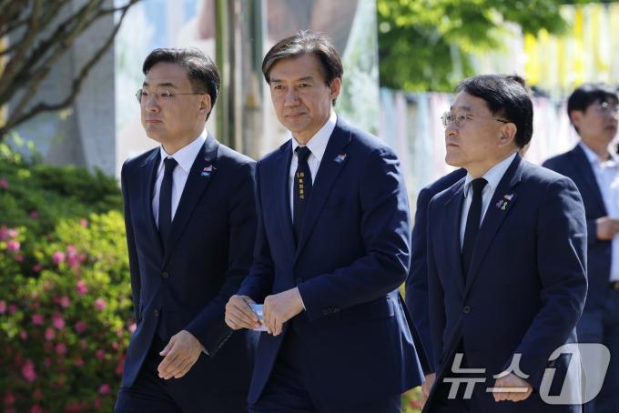[사진] 5·18민주묘지 들어서는 조국 조국혁신당 대표