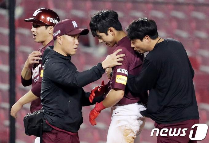 19일 오후 서울 송파구 잠실야구장에서 열린 프로야구 2018 KBO 리그 두산 베어스와 넥센 히어로즈의 경기 6회말 무사 만루 상황, 적시타를 친 넥센 이정후가 3루로 슬라이딩을 한 후 고통을 호소하다 코칭 스태프의 도움으로 일어서고 있다. 2018.6.19/뉴스1 ⓒ News1 이재명 기자