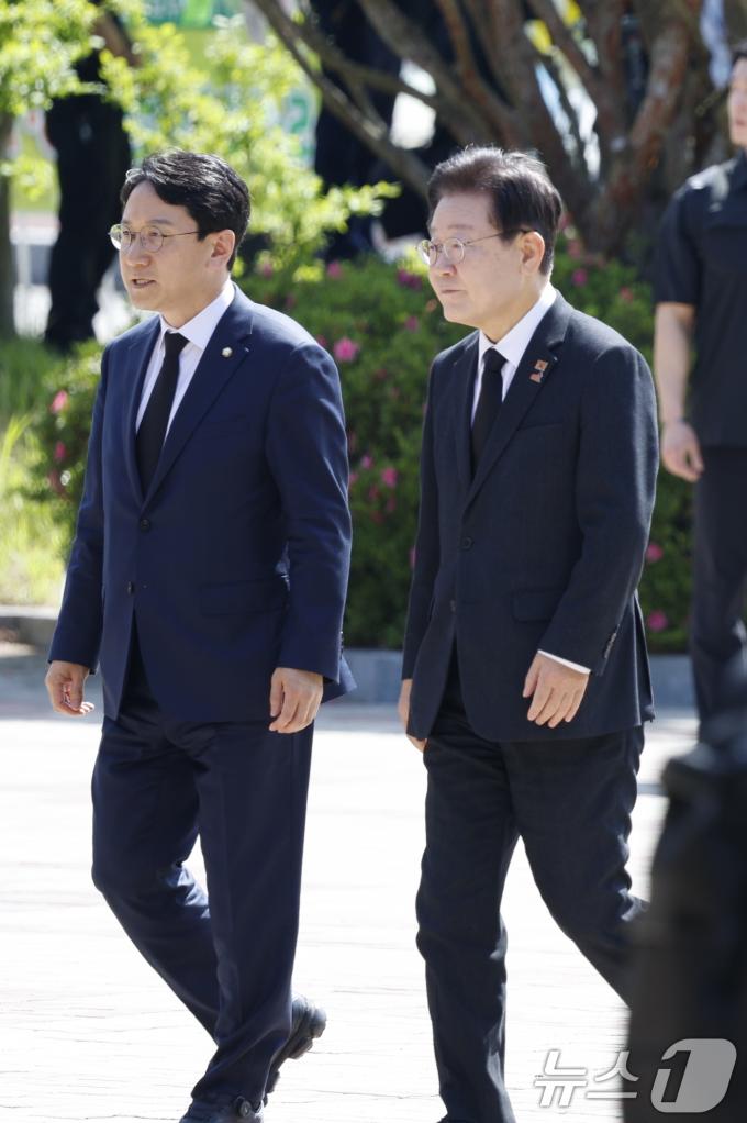 [사진] 5·18민주묘지 들어서는 이재명 민주당 대표
