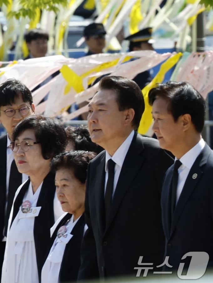 [사진] 윤석열 대통령, 5·18민주묘지 입장