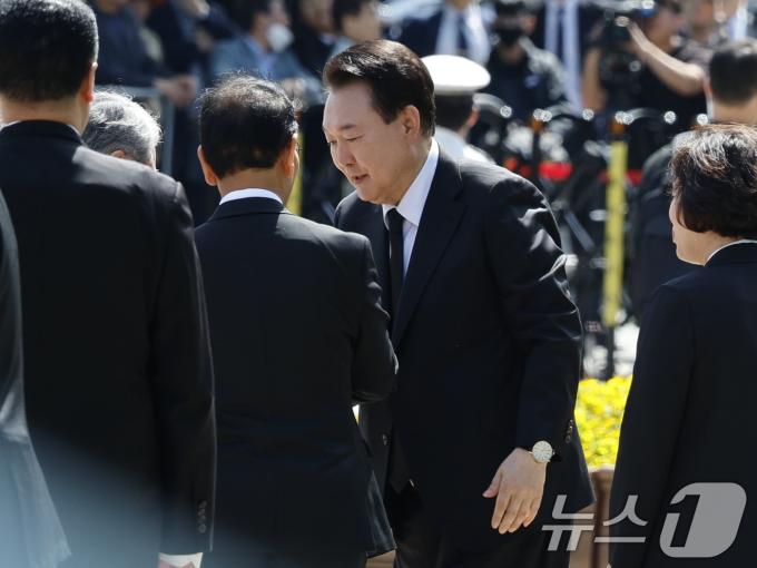 [사진] 5·18 유가족과 인사하는 윤석열 대통령