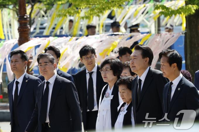 [사진] 윤 대통령, 5·18민주묘지 입장