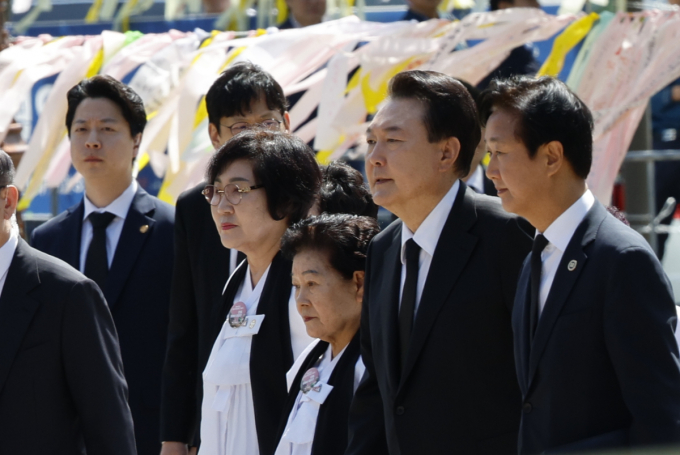 윤석열 대통령이 18일 5·18 광주민주화운동 기념식에 참석했다. 사진은 5·18 유가족과 함께 민주화운동 기념식에 참석하는 윤 대통령(오른쪽 두 번째). /사진=뉴스1