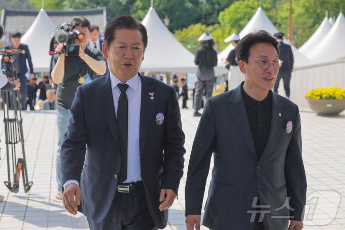 [사진] 5.18 기념식 참석하는 정청래·김민석