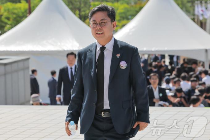 [사진] 5.18 기념식 참석하는 안도걸 당선인
