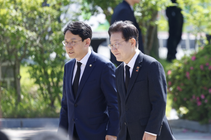 이재명 더불어민주당 대표가 18일 페이스북을 통해 5·18 정신의 헌법 전문 수록 추진 의지를 강조했다. 사진은 이날 5·18민주화운동 제44주년 기념식에 참석하는 이 대표(오른쪽). /사진=뉴스1
