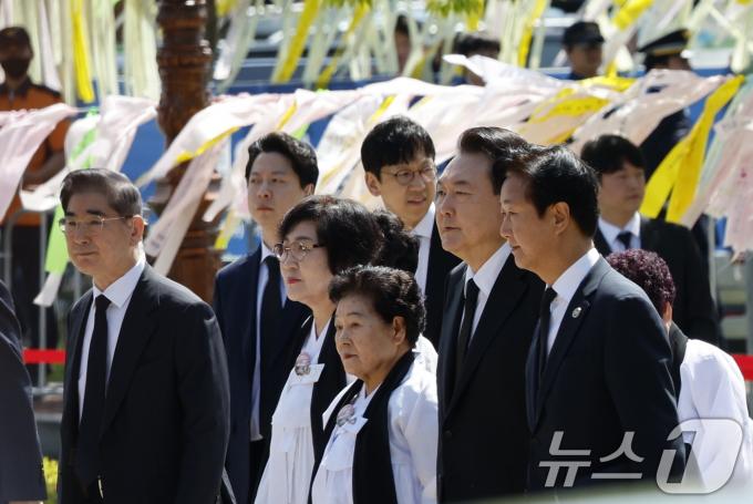 윤석열 대통령이 18일 광주 북구 국립5·18민주묘지에서 열린 5·18민주화운동 제44주년 기념식에 5·18 유가족과 입장하고 있다. 2024.5.18/뉴스1 ⓒ News1 안은나 기자