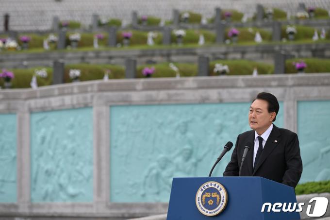 윤석열 대통령이 지난해 5월 18일 광주 북구 국립5·18민주묘지에서 열린 제43주년 5·18민주화운동 기념식에서 기념사를 하는 모습. (대통령실 제공) 2023.5.18/뉴스1 ⓒ News1 오대일 기자