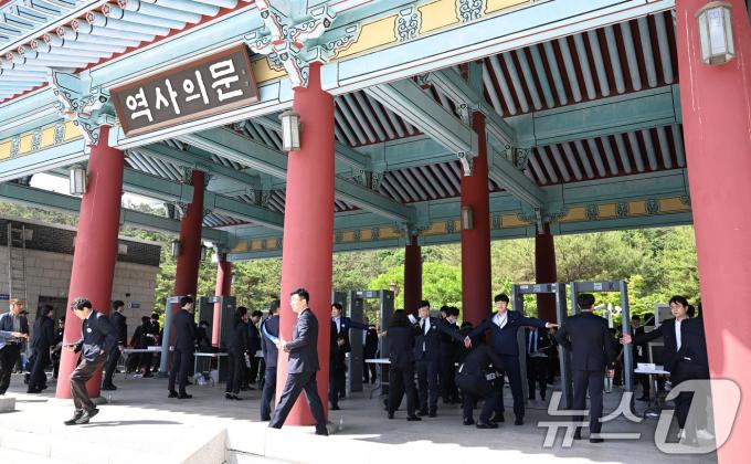 [사진] 5·18민주묘지 '검문검색중'