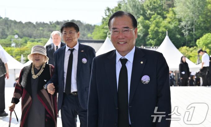[사진] 5·18 기념식장 들어서는 이개호·서삼석 의원