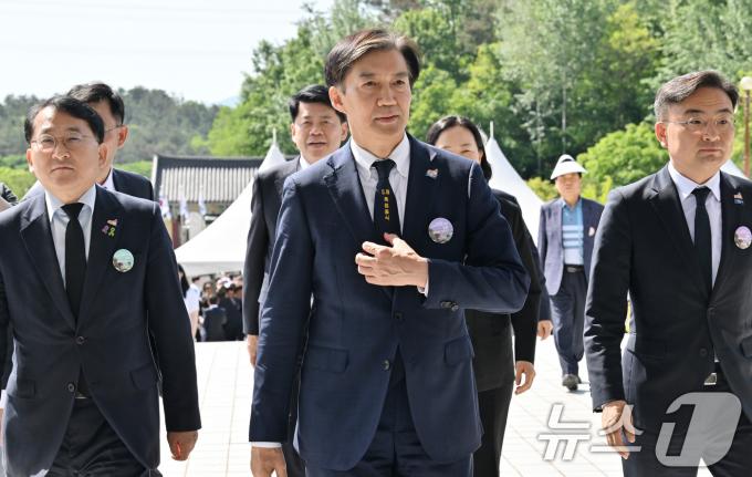 [사진] 5·18 기념식장 들어서는 조국혁신당 조국 대표와 당선인들