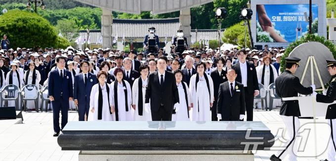 윤석열 대통령이 18일 광주 북구 국립5·18민주묘지에서 열린 5·18민주화운동 제44주년 기념식에서 추모탑에 헌화하고 있다. (공동취재) 2024.5.18/뉴스1 ⓒ News1 안은나 기자