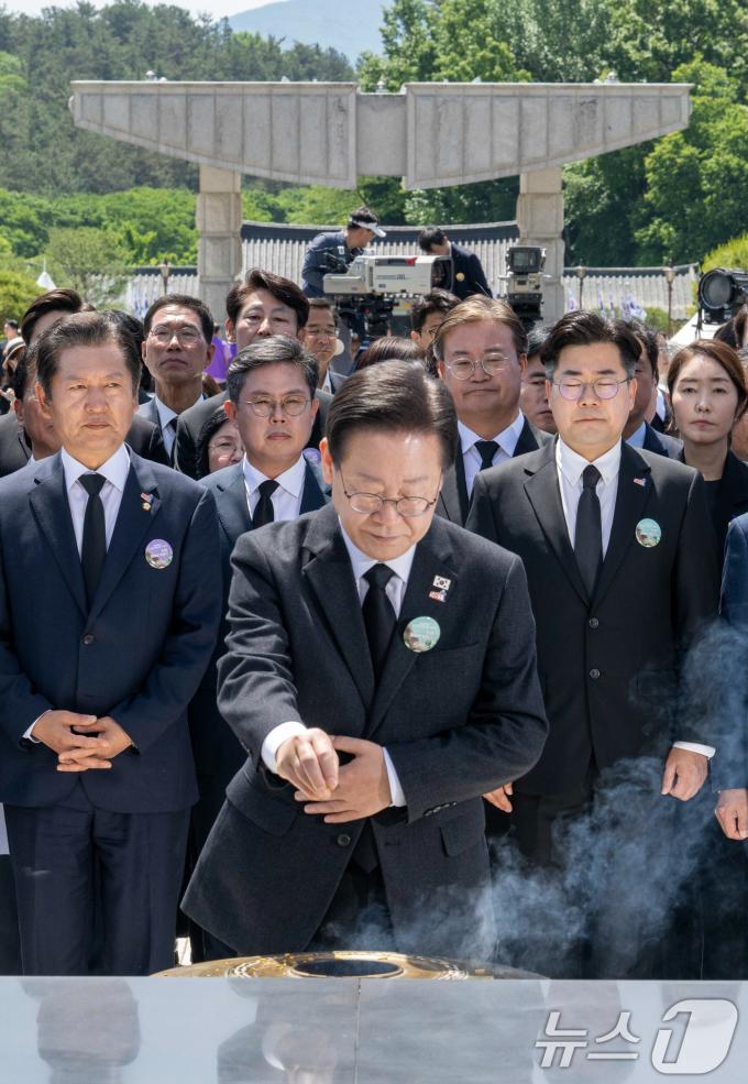 [사진] 참배하는 이재명 민주당 대표