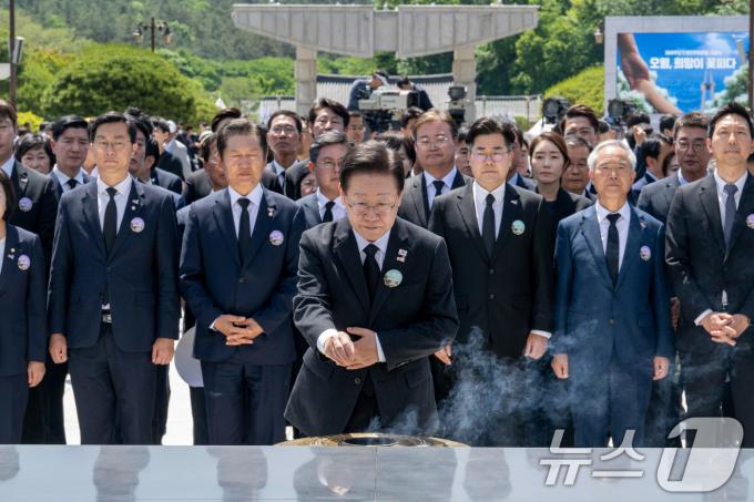 [사진] 이재명 민주당 대표, '오월영령 넋 기리며'