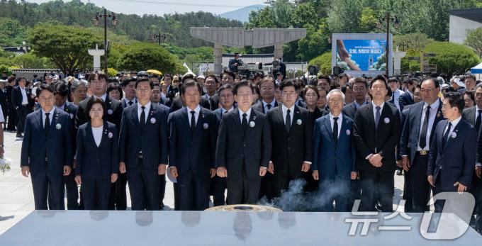 [사진] 오월영령 넋 기리는 민주당