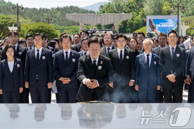 [사진] 오월영령 넋 기리는 이재명 민주당 대표