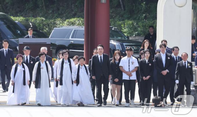 윤석열 대통령이 18일 오전 광주 북구 운정동 국립5·18민주묘지에서 열린 제44주년 5·18 민주화운동 기념식에서 유가족과 입장하고 있다. 2024.5.18/뉴스1 ⓒ News1 김태성 기자