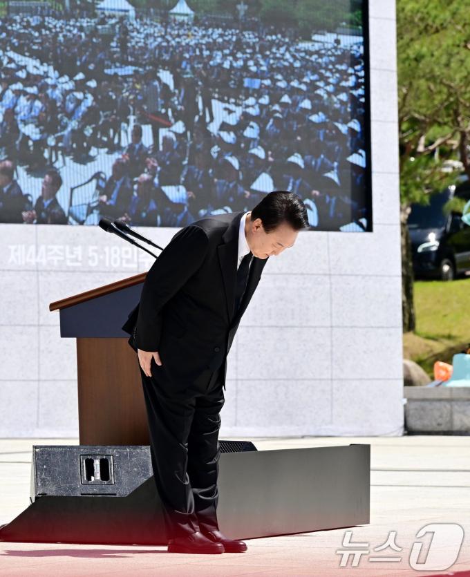 [사진] 인사하는 윤석열 대통령