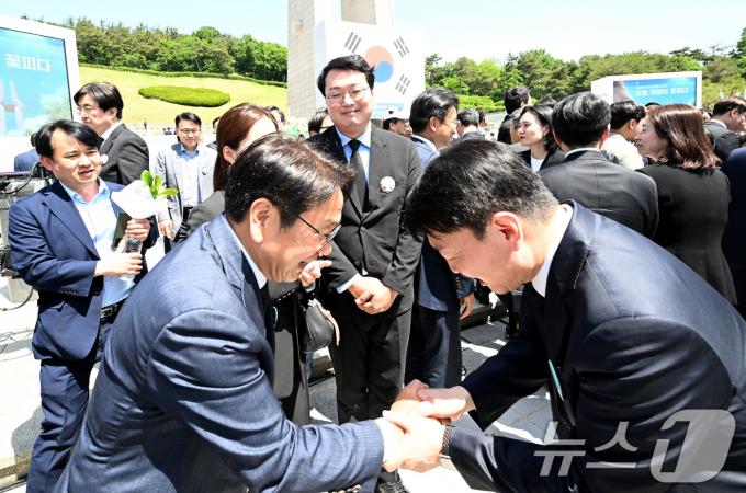 [사진] 인사 나누는 강기정 광주시장과 안철수 의원
