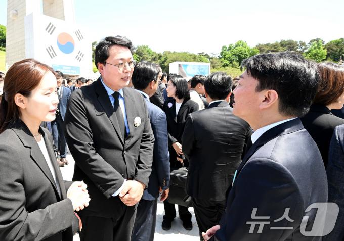 [사진] 대화 나누는 천하람·안철수