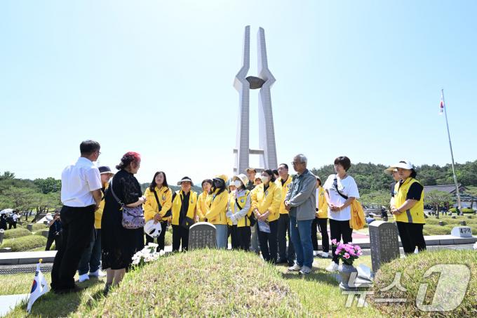 [사진] 5·18민주묘지 참배하는 세월호 유가족