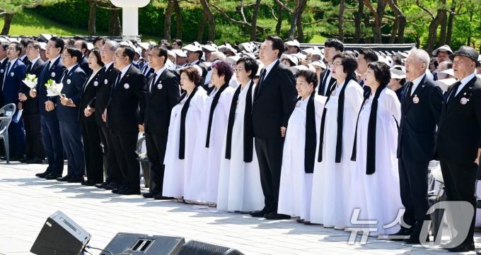 [사진] '임을 위한 행진곡' 부르는 윤 대통령