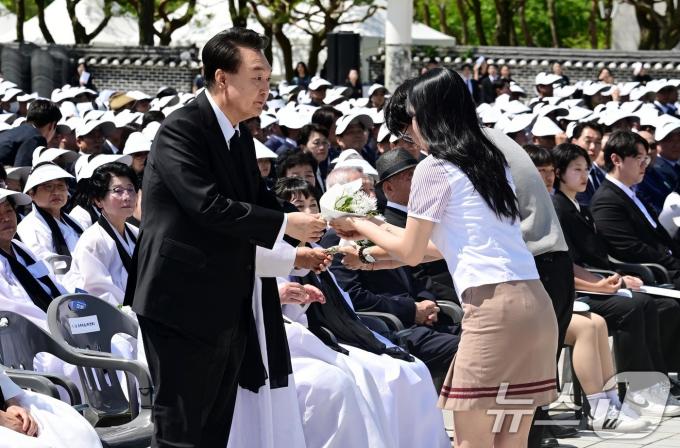 [사진] '오월의 꽃' 받는 윤석열 대통령