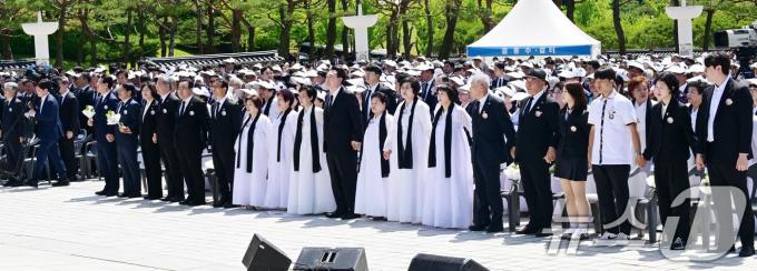 [사진] 윤 대통령, 유가족 손잡고 '임을 위한 행진곡'