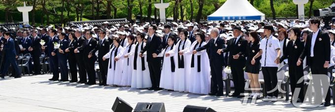 [사진] 3년 연속 5·18 찾은 윤 대통령 '임을 위한 행진곡'