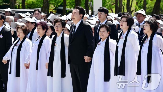 [사진] 유가족 손잡고 '임을 위한 행진곡' 부르는 윤 대통령