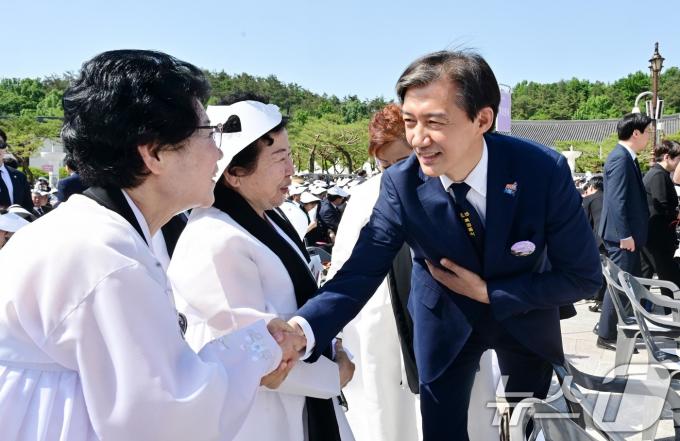 [사진] 유가족과 악수하는 조국 대표