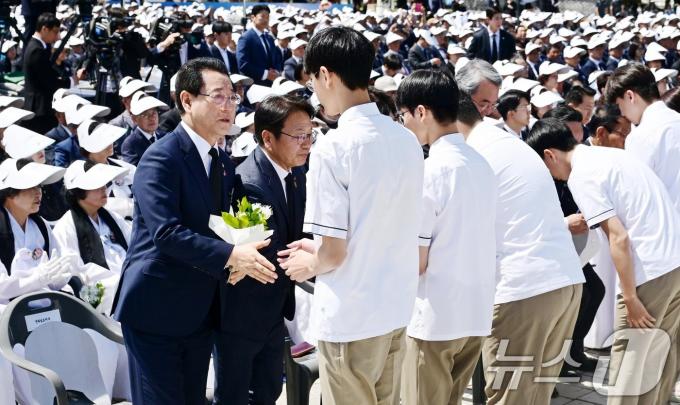 [사진] '오월의 꽃' 받는 김영록 지사