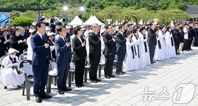 [사진] 국기에 대한 경례하는 윤 대통령