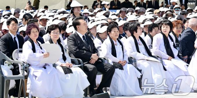 [사진] 유가족들과 나란히 앉은 윤석열 대통령