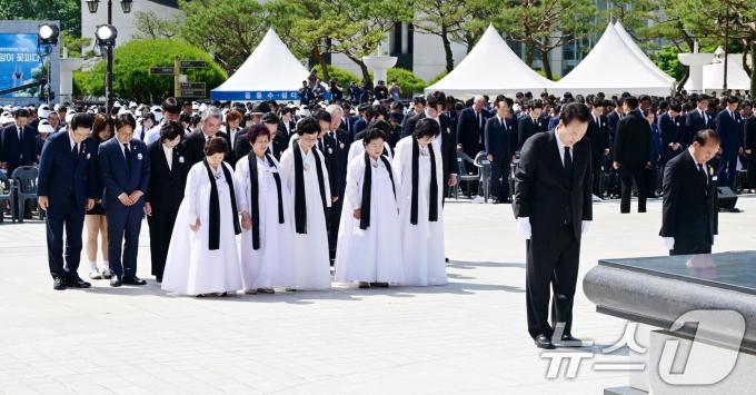 [사진] 묵념하는 윤석열 대통령