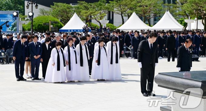 [사진] 추모탑 참배하는 윤 대통령