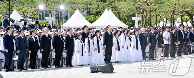 [사진] 애국가 부르는 윤 대통령
