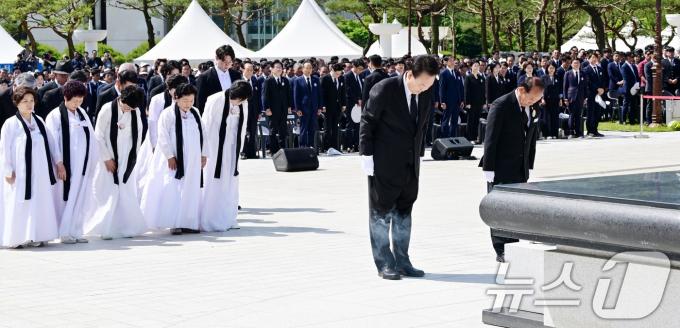 [사진] 묵념하는 윤 대통령