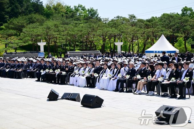 [사진] 5·18민주묘지 찾은 윤 대통령