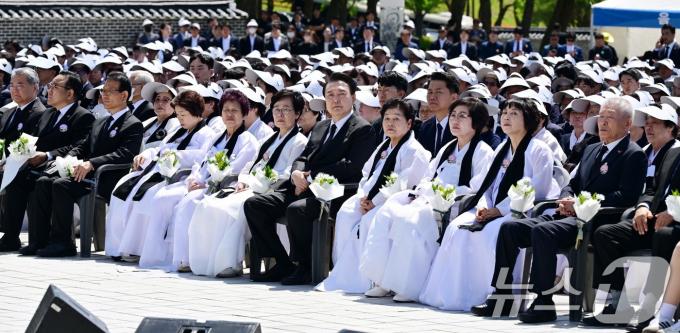 [사진] 5·18 유가족 사이에 앉은 윤석열 대통령