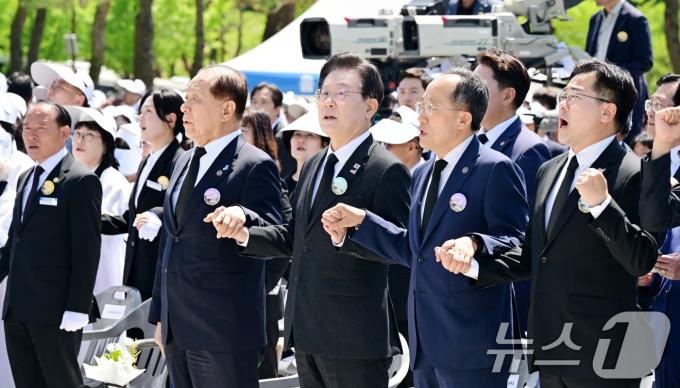 황우여 국민의힘 비상대책위원장, 이재명 더불어민주당 대표, 추경호 국민의힘 원내대표, 박찬대 더불어민주당 원내대표가 18일 광주 북구 국립5·18민주묘지에서 열린 5·18민주화운동 제44주년 기념식에서 손을 잡고 '임을 위한 행진곡'을 부르고 있다. (공동취재) 2024.5.18/뉴스1 ⓒ News1 안은나 기자