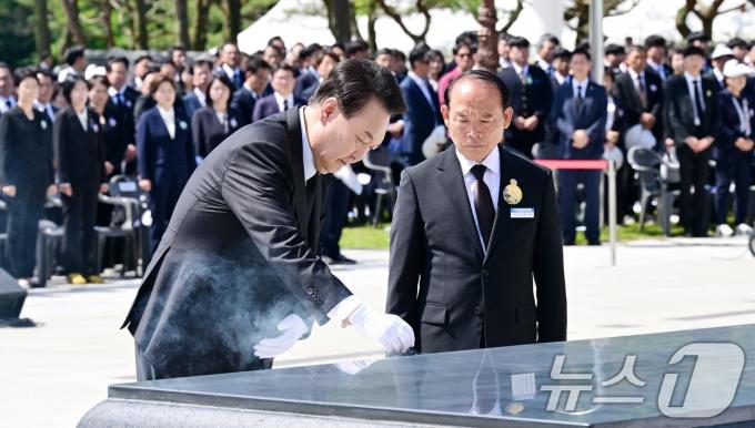 윤석열 대통령이 18일 광주 북구 국립5·18민주묘지에서 열린 5·18민주화운동 제44주년 기념식에서 분향하고 있다. (공동취재) 2024.5.18/뉴스1 ⓒ News1 안은나 기자