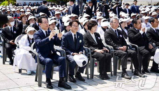 [사진] 5·18 기념식 촬영하는 김영록 지사