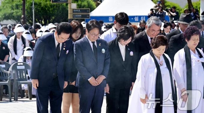 [사진] 묵념하는 김영록 지사·강기정 시장