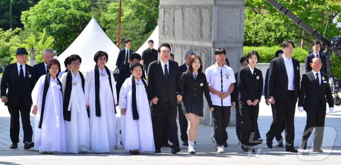 [사진] 5·18 민주화운동 기념식 입장하는 윤석열 대통령